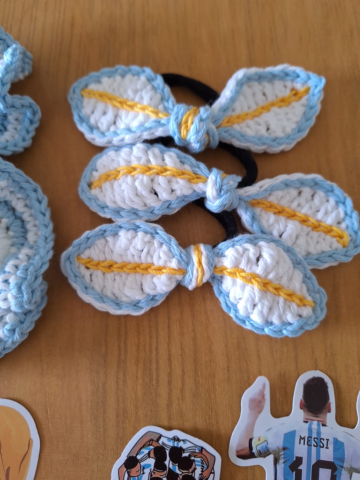 5. SCRUNCHIES Y COLITAS - COLECCIÓN MUNDIALITO 2026