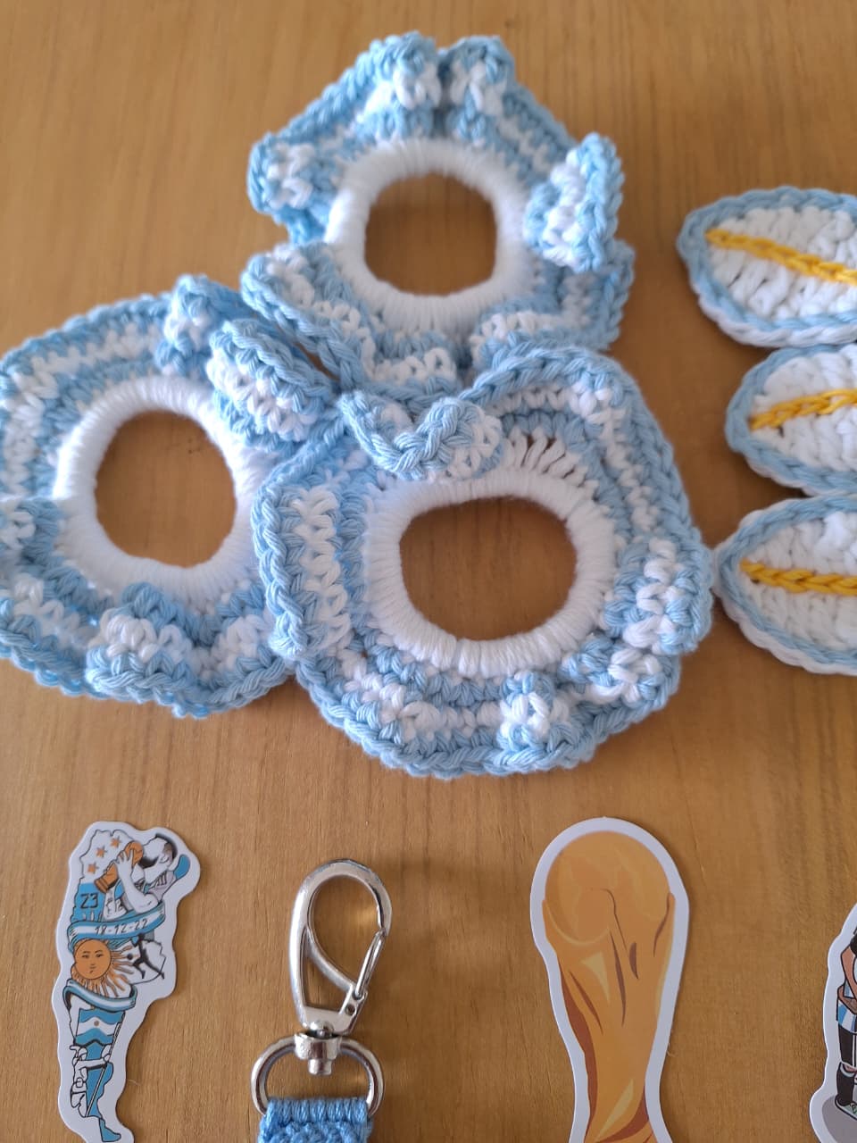5. SCRUNCHIES Y COLITAS - COLECCIÓN MUNDIALITO 2026